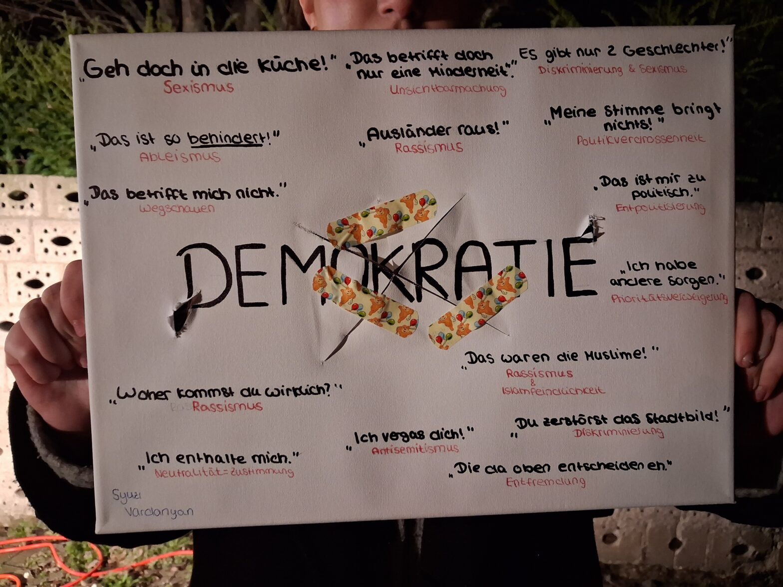 Kunstwerk-zur-Zerstoerung-der-Demokratie-von-Syuzi-Vardanyan-Kopernikus-Gymnasium